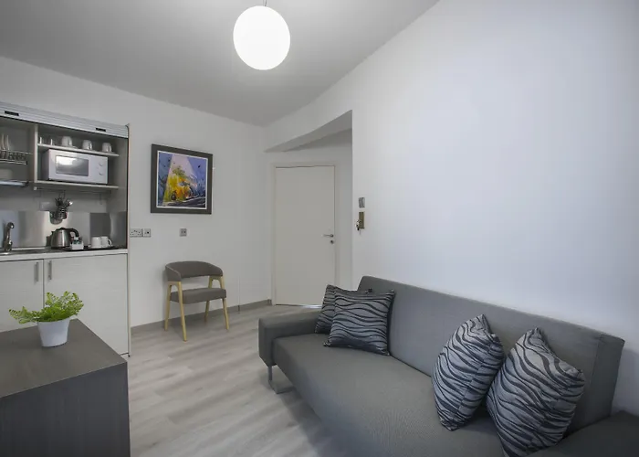 Blazer アパートホテル ラルナカ